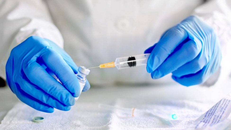 Ứng viên vaccine Covid-19 hàng đầu của Mỹ phải tạm dừng thử nghiệm lâm sàng